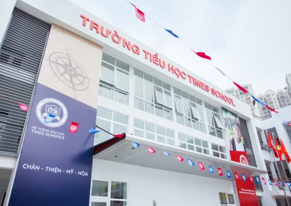 Trường tiểu học mới toanh ở Hà Nội: Mức học phí vừa tầm nhưng cơ sở vật chất cực đẹp, xây hẳn căn hộ riêng để dạy học sinh làm việc nhà